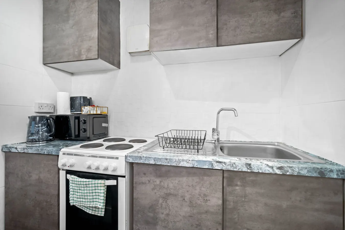 Modern Four Bedroom House - 7 Guests - Garden - Parking 17