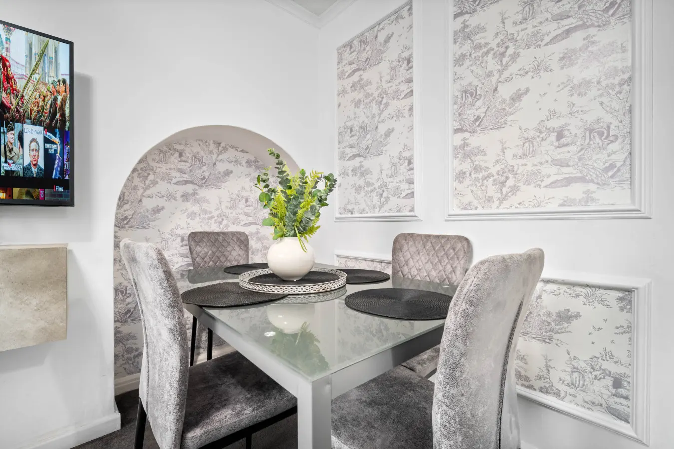 Modern Four Bedroom House - 7 Guests - Garden - Parking — photo 3