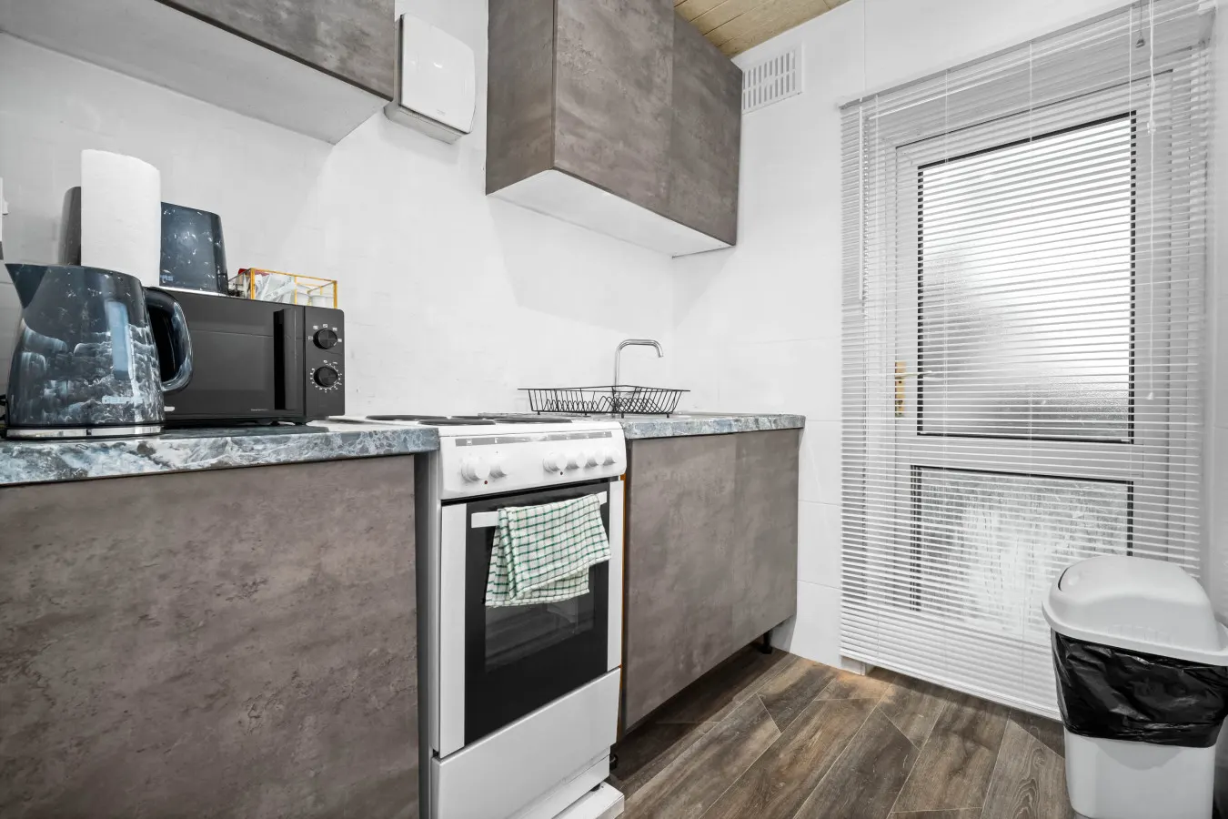 Modern Four Bedroom House - 7 Guests - Garden - Parking — photo 4
