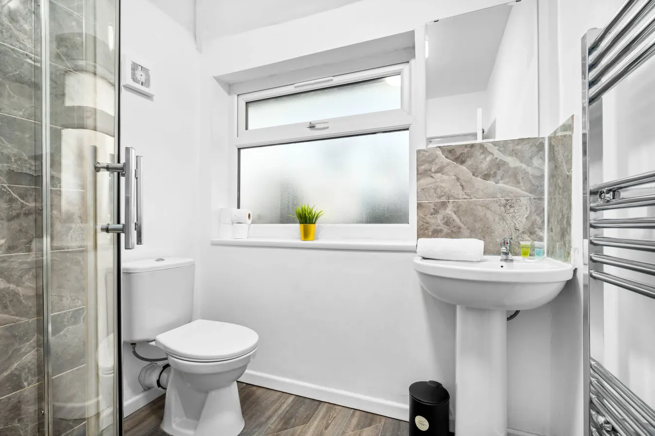 Modern Four Bedroom House - 7 Guests - Garden - Parking 7