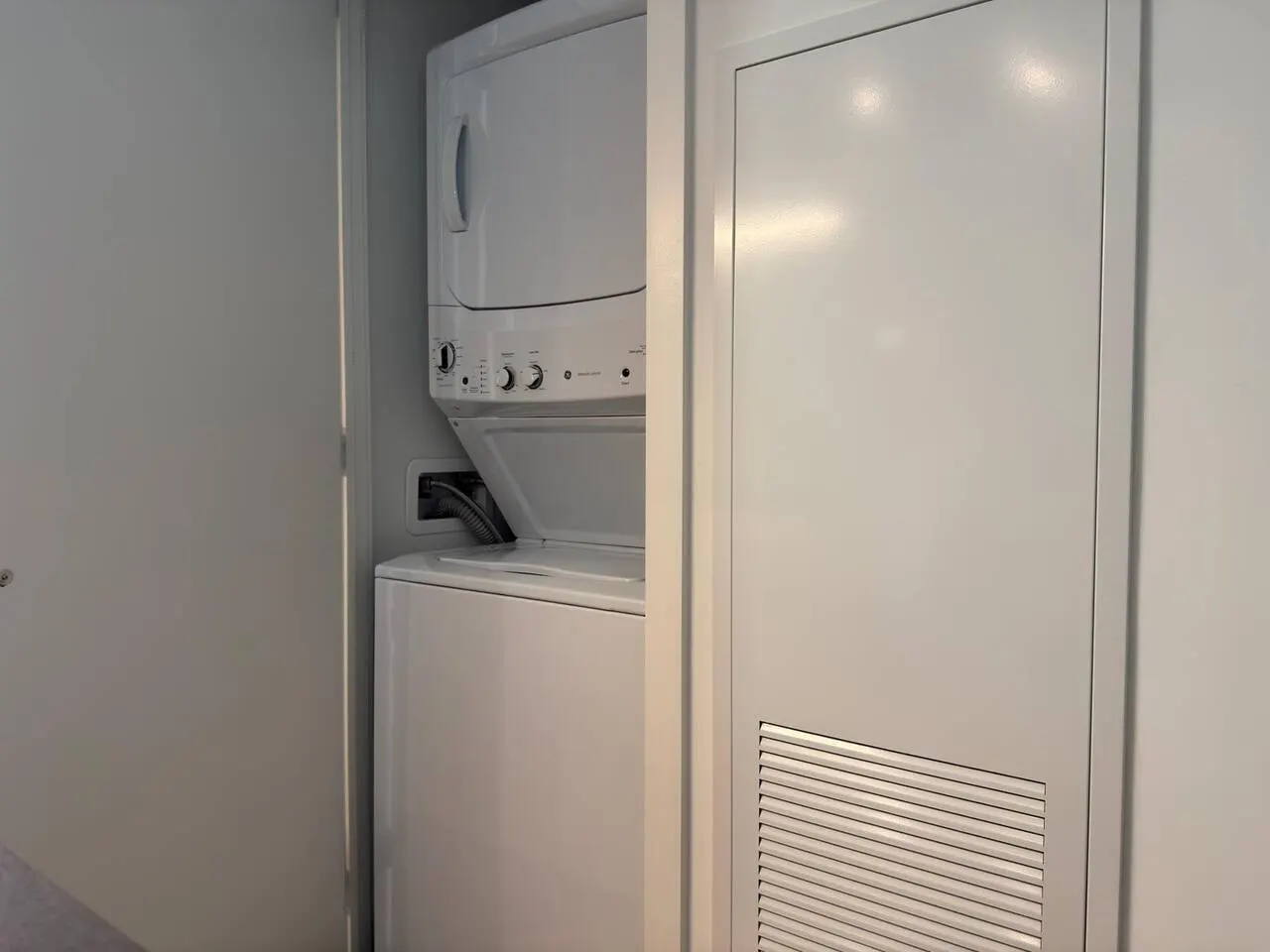The Yorkville Pearl Stylish 1BR + Den 16