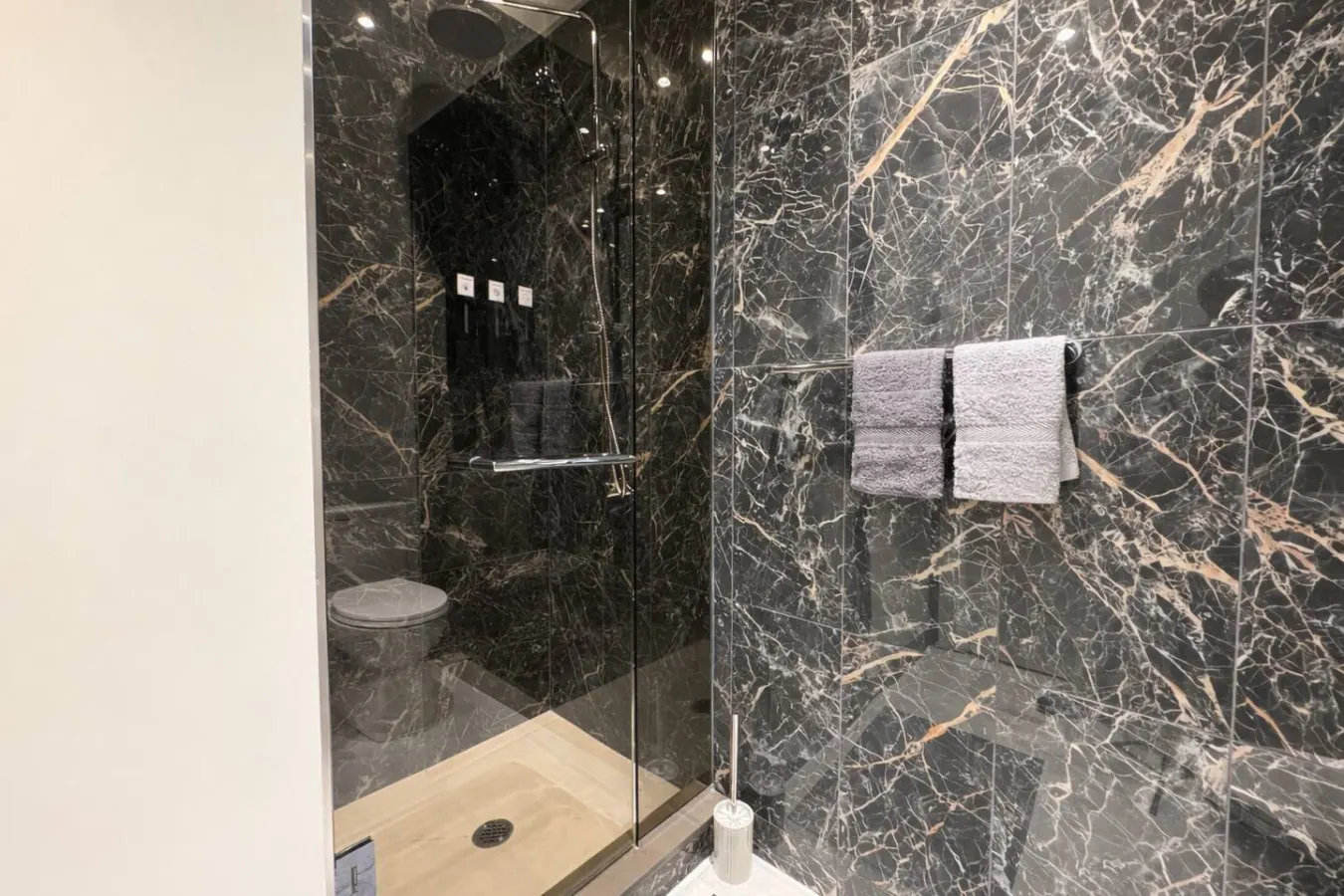 The Yorkville Pearl Stylish 1BR + Den 20