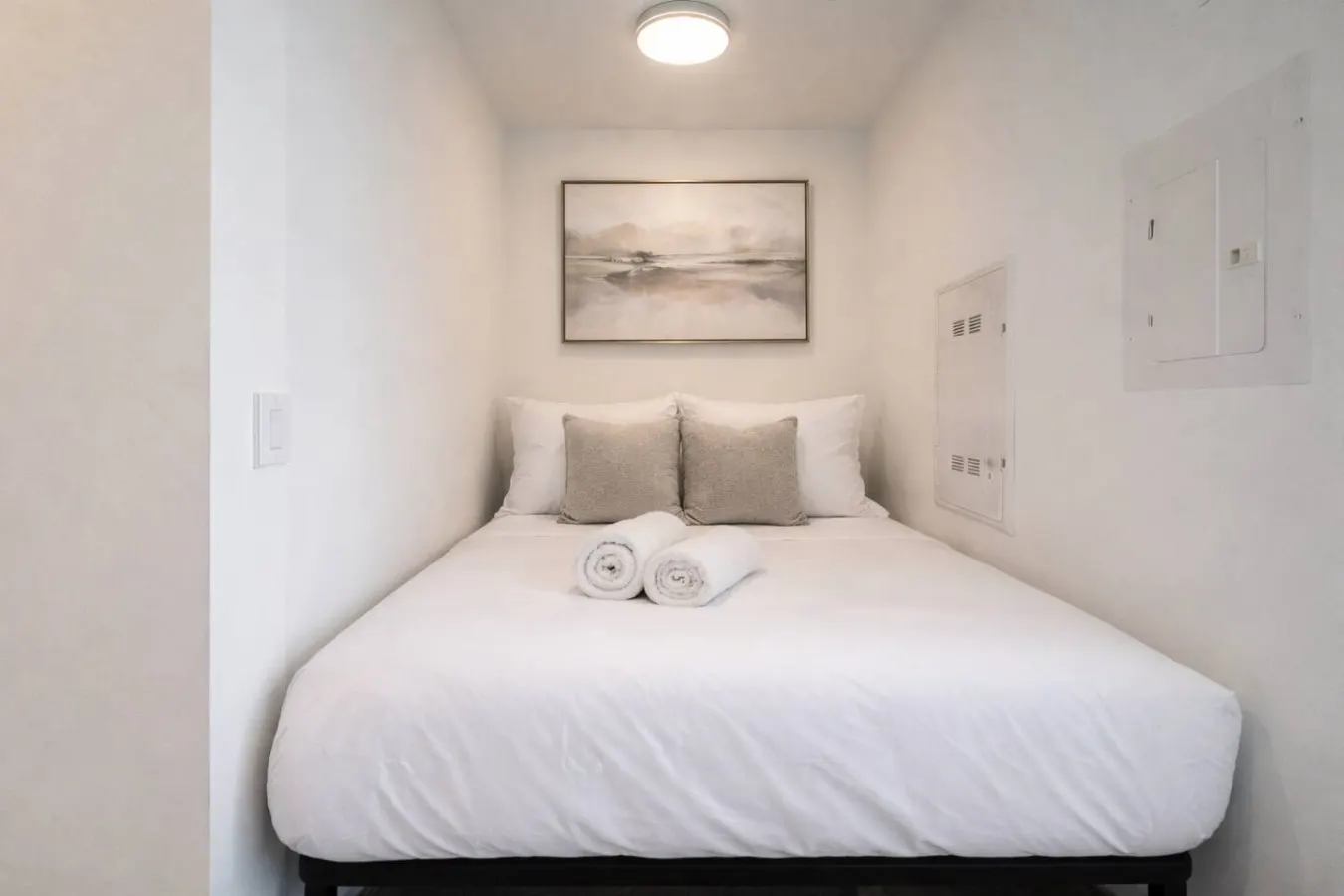 The Yorkville Pearl Stylish 1BR + Den 3
