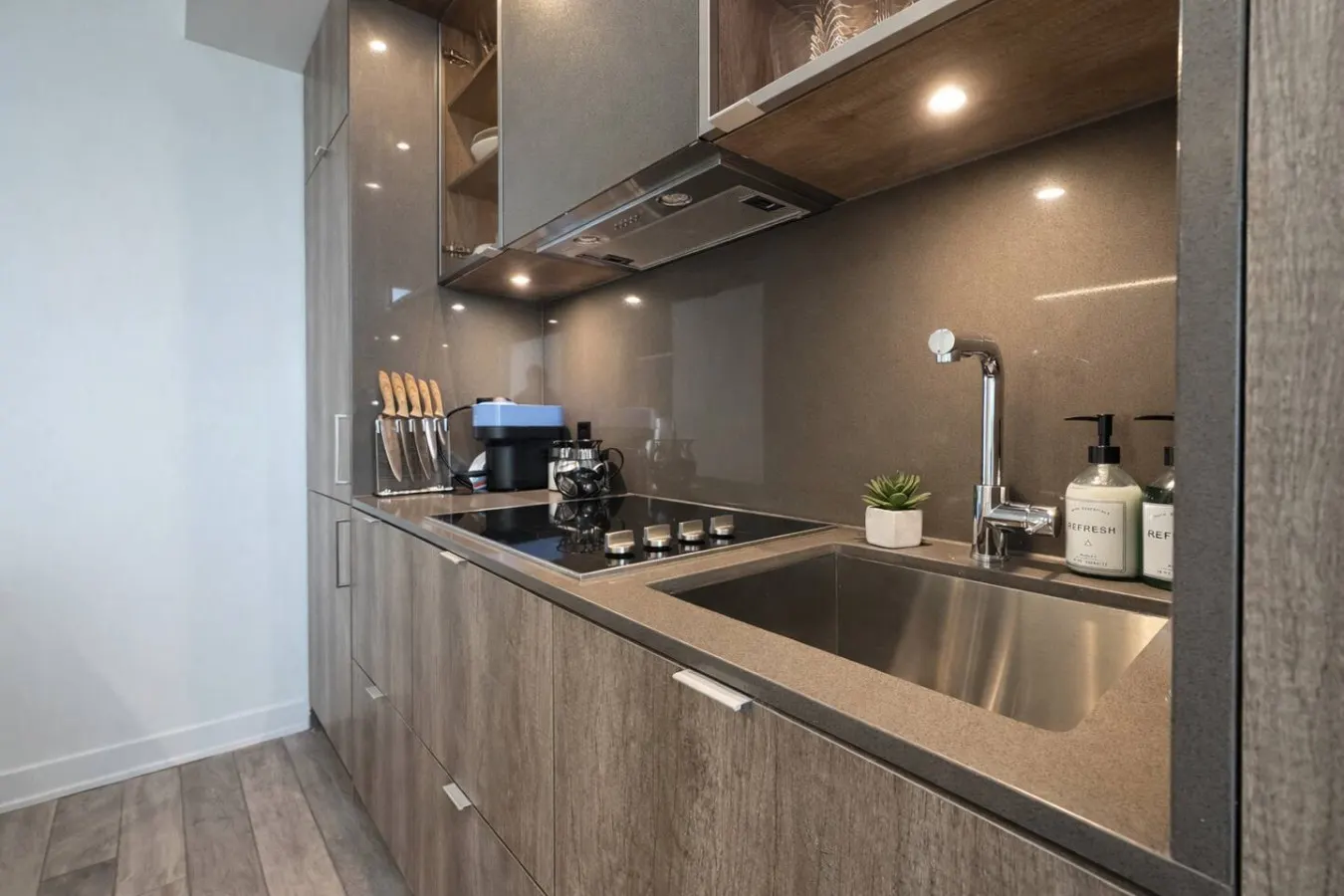 The Yorkville Pearl Stylish 1BR + Den 4