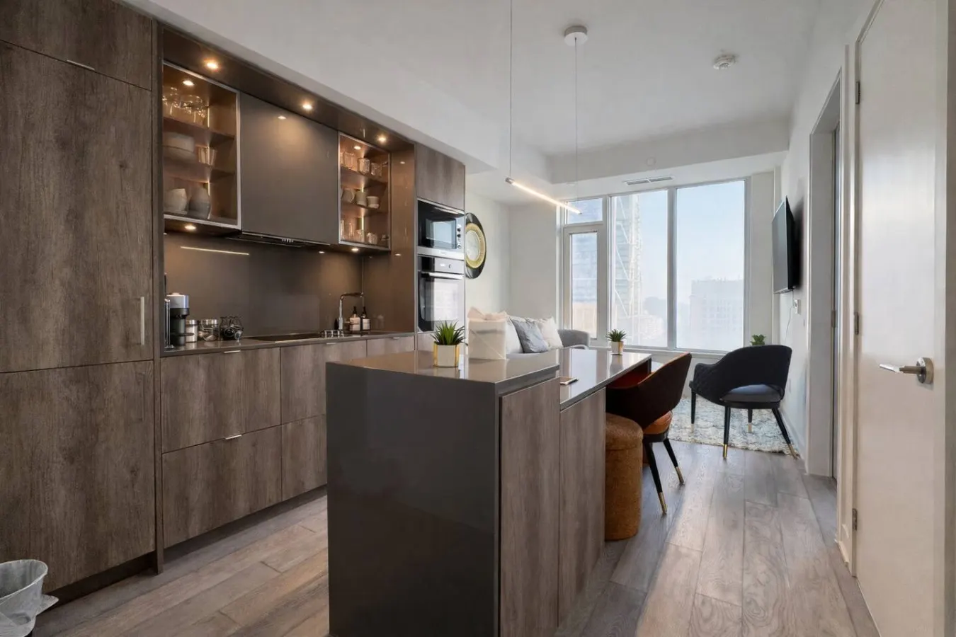 The Yorkville Pearl Stylish 1BR + Den 5