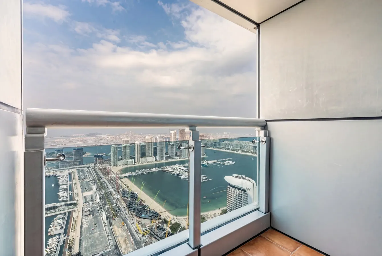 Central Spacious Marina Home on the 64th Floor 11