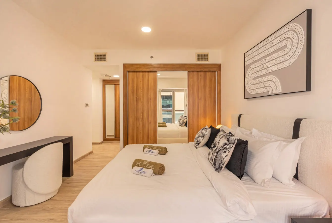 Central Spacious Marina Home on the 64th Floor 13