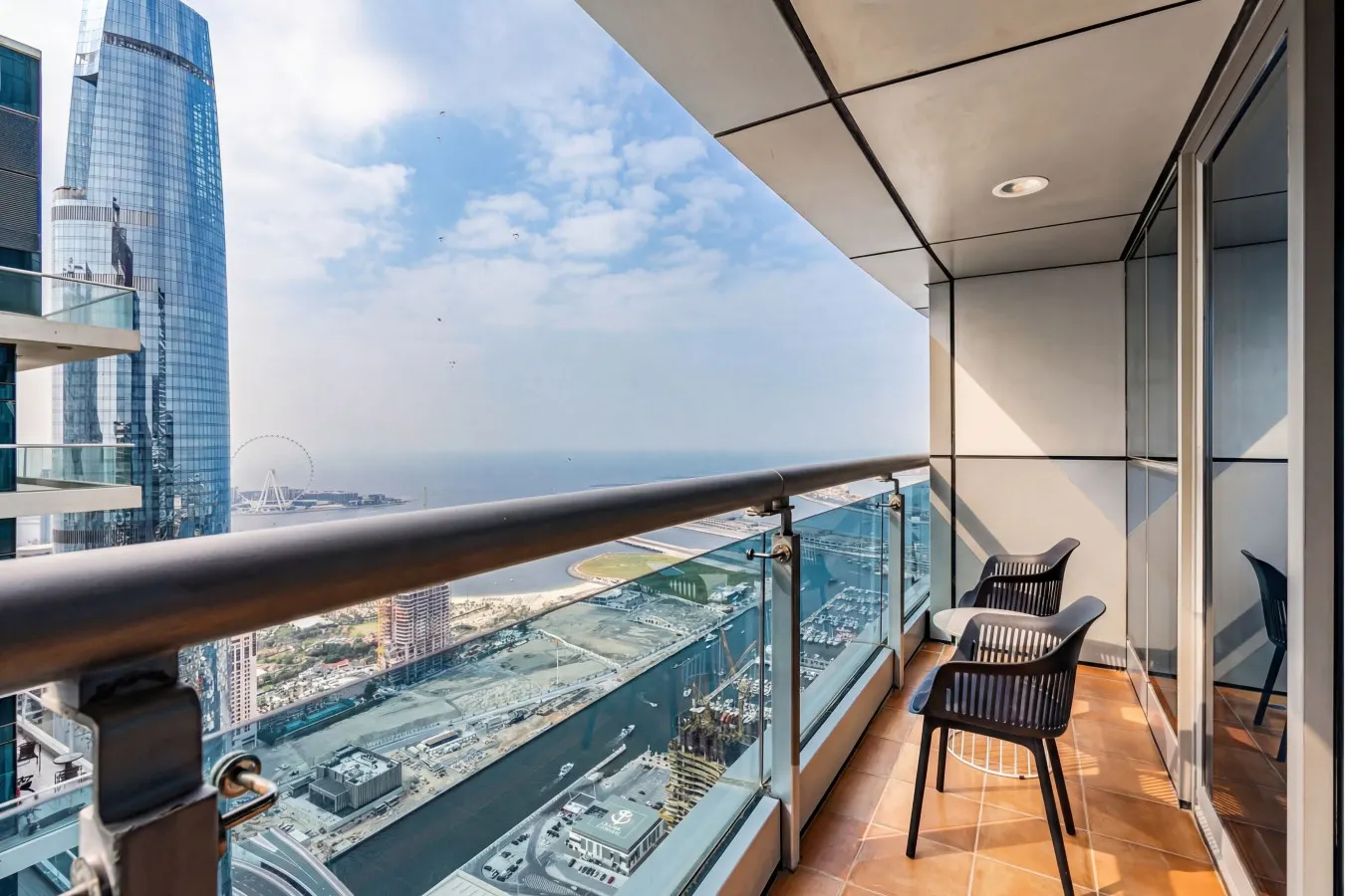 Central Spacious Marina Home on the 64th Floor 15