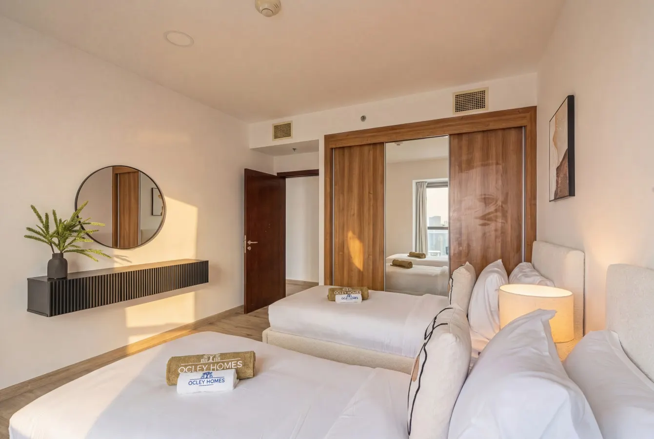 Central Spacious Marina Home on the 64th Floor 18
