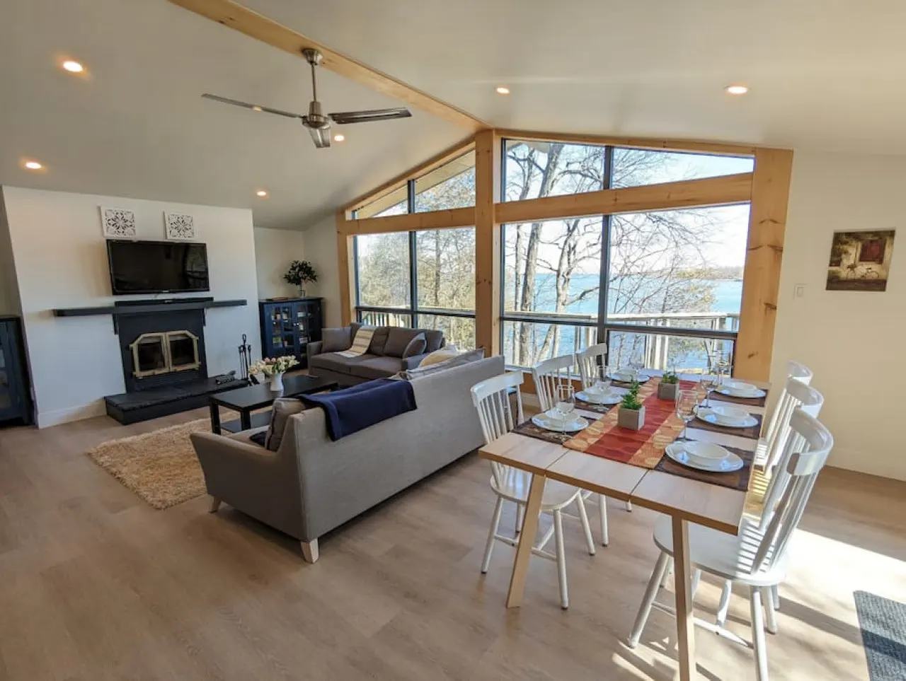 Stunning lakefront 4 season cottage in PEC - One beach pass included! 14