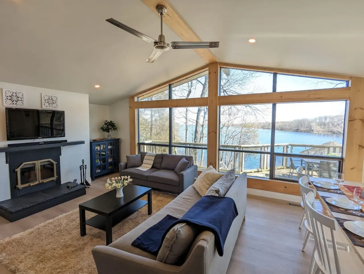 Stunning lakefront 4 season cottage in PEC - One beach pass included! 16