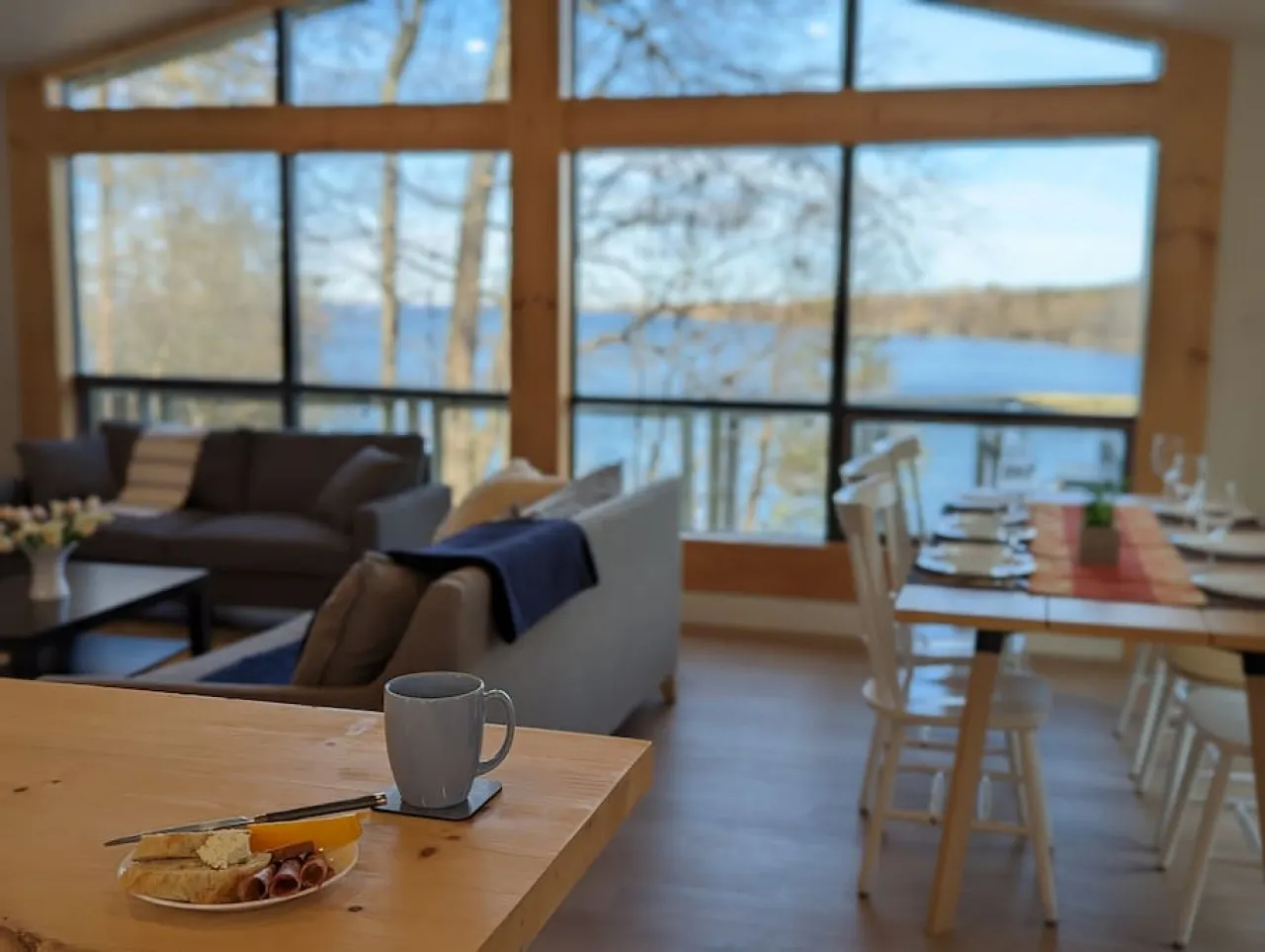 Stunning lakefront 4 season cottage in PEC - One beach pass included! 18