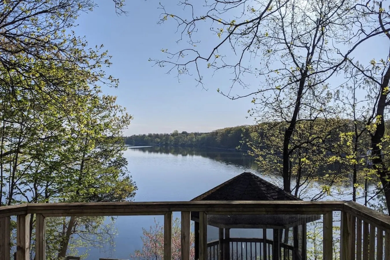 Stunning lakefront 4 season cottage in PEC - One beach pass included! — photo 4
