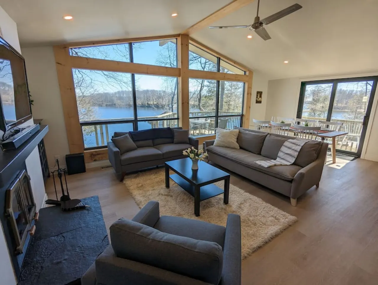 Stunning lakefront 4 season cottage in PEC - One beach pass included! 6