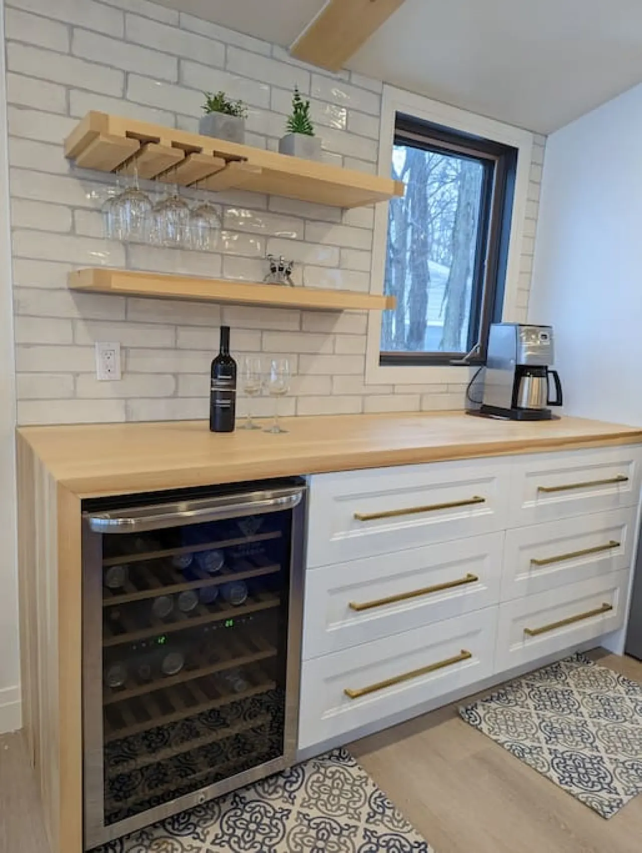 Stunning lakefront 4 season cottage in PEC - One beach pass included! 7