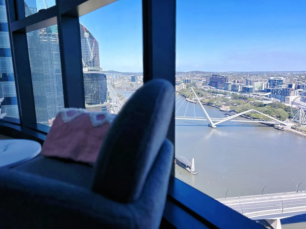2B2B High Floor Apt with RiverView & Parking — photo 2