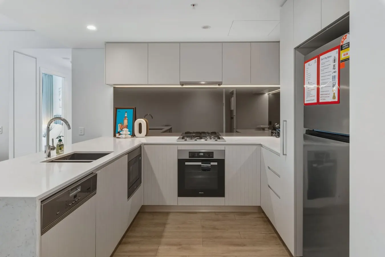2B2B High Floor Apt with RiverView & Parking 18