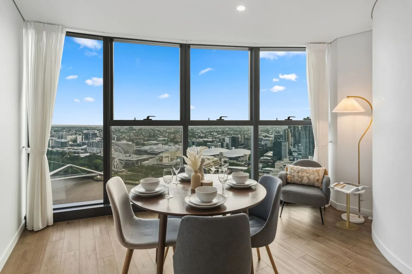 2B2B High Floor Apt with RiverView & Parking 20
