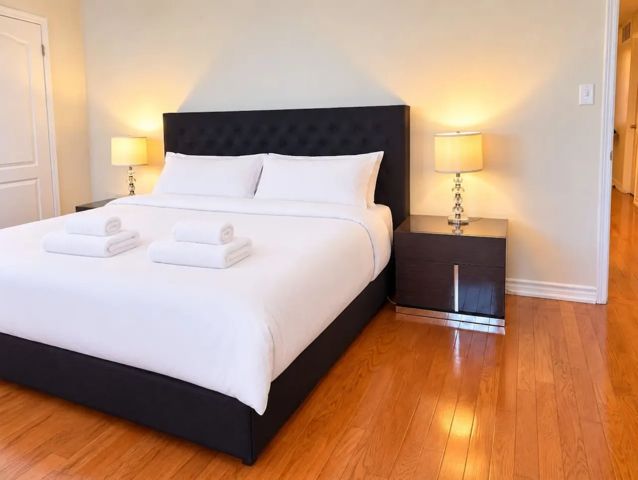 Spacious 4BR in Mississauga | Sleeps 9 | 3 CarPark — photo 4