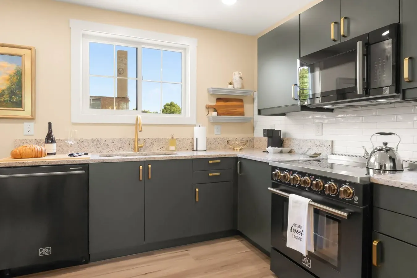 Mid-Century Gem: Walkable, Downtown Views, Private 18