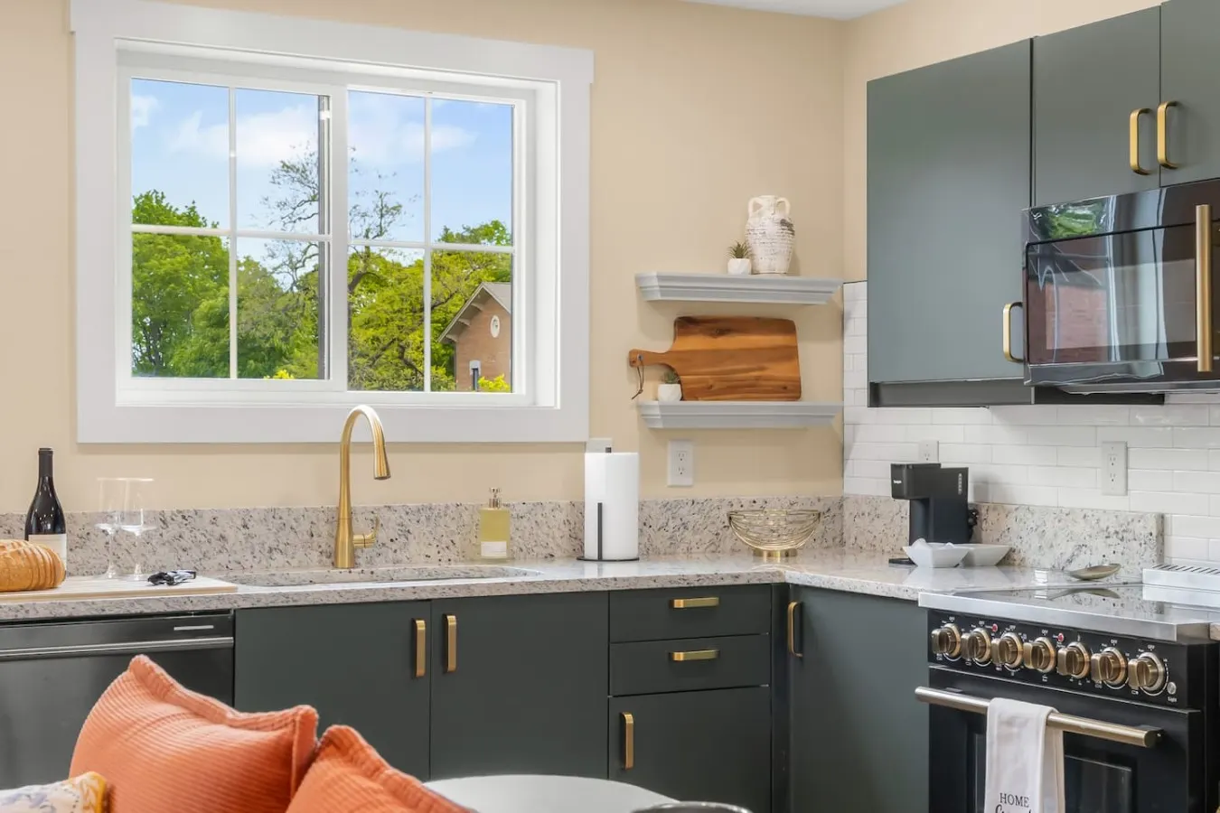 Mid-Century Gem: Walkable, Downtown Views, Private 7