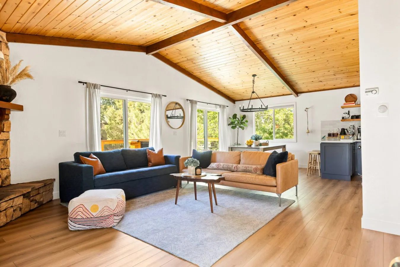 Mont Moderne, 5 Minutes to Ski Resorts & Hot Tub 10