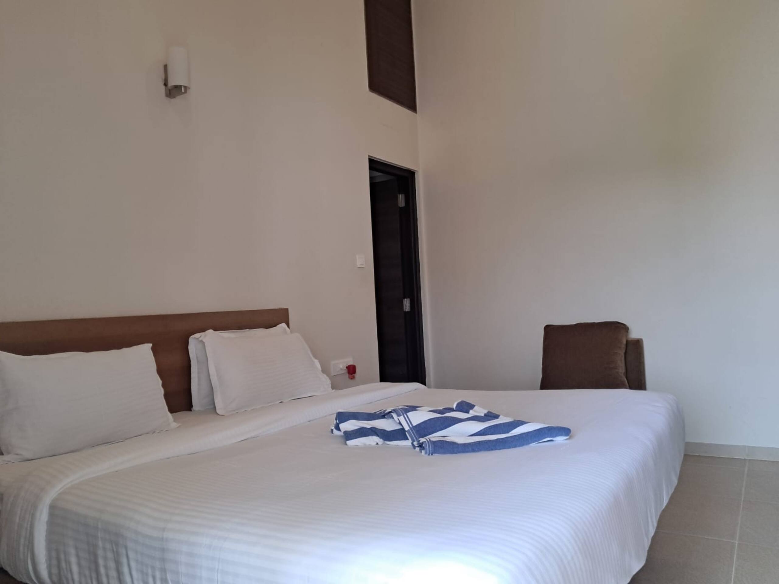 04-2bhk 2 Pools, Gym, EV Charging, Near Beach, Goa 7
