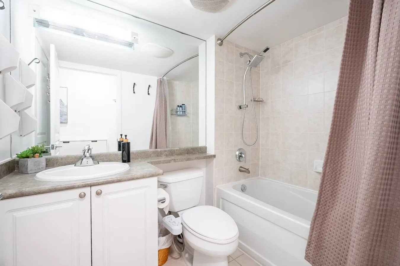 Bright Downtown 1BR City Views Prime Location 14