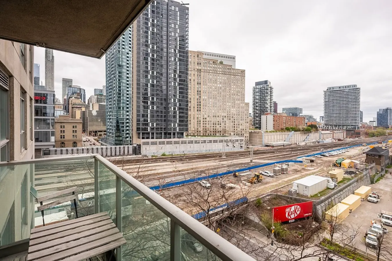 Bright Downtown 1BR City Views Prime Location 18