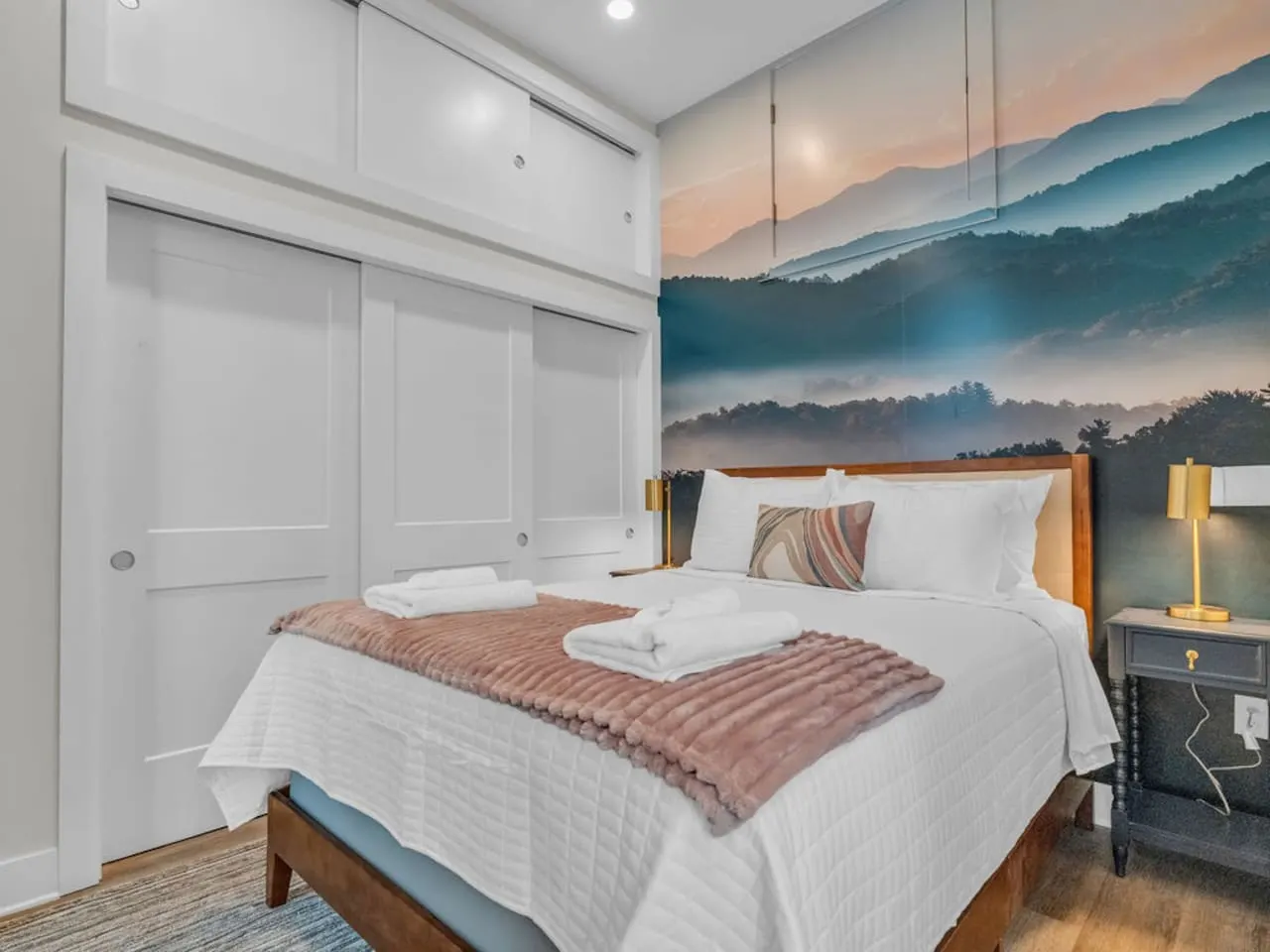 Stylish Vols Loft | Queen Bed | Downtown Knoxville — photo 2