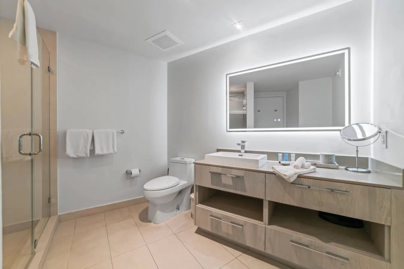 Luxe 2BR Retreat Stunning Skyline & Ocean View 13