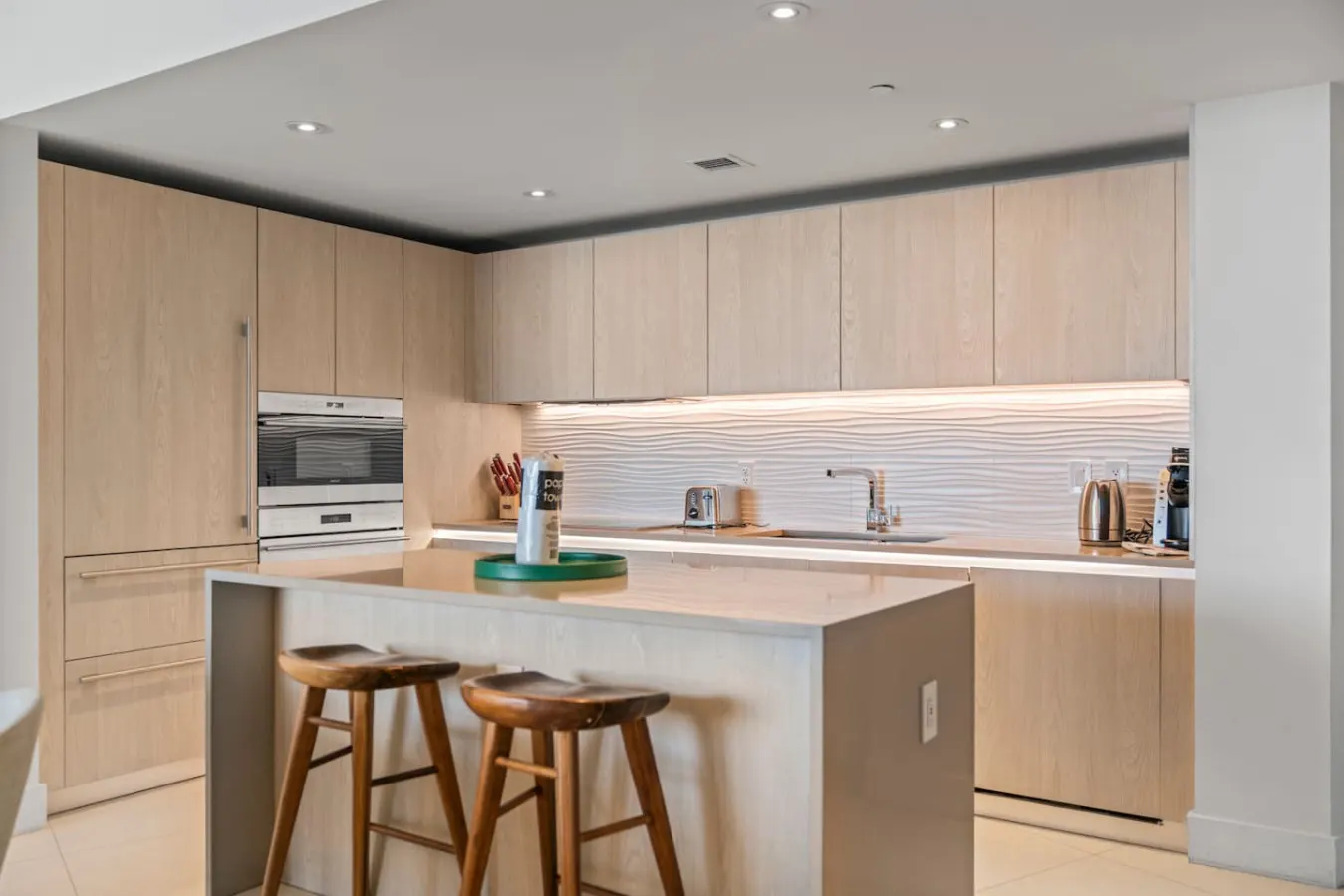 Luxe 2BR Retreat • Stunning Skyline & Ocean View — photo 5