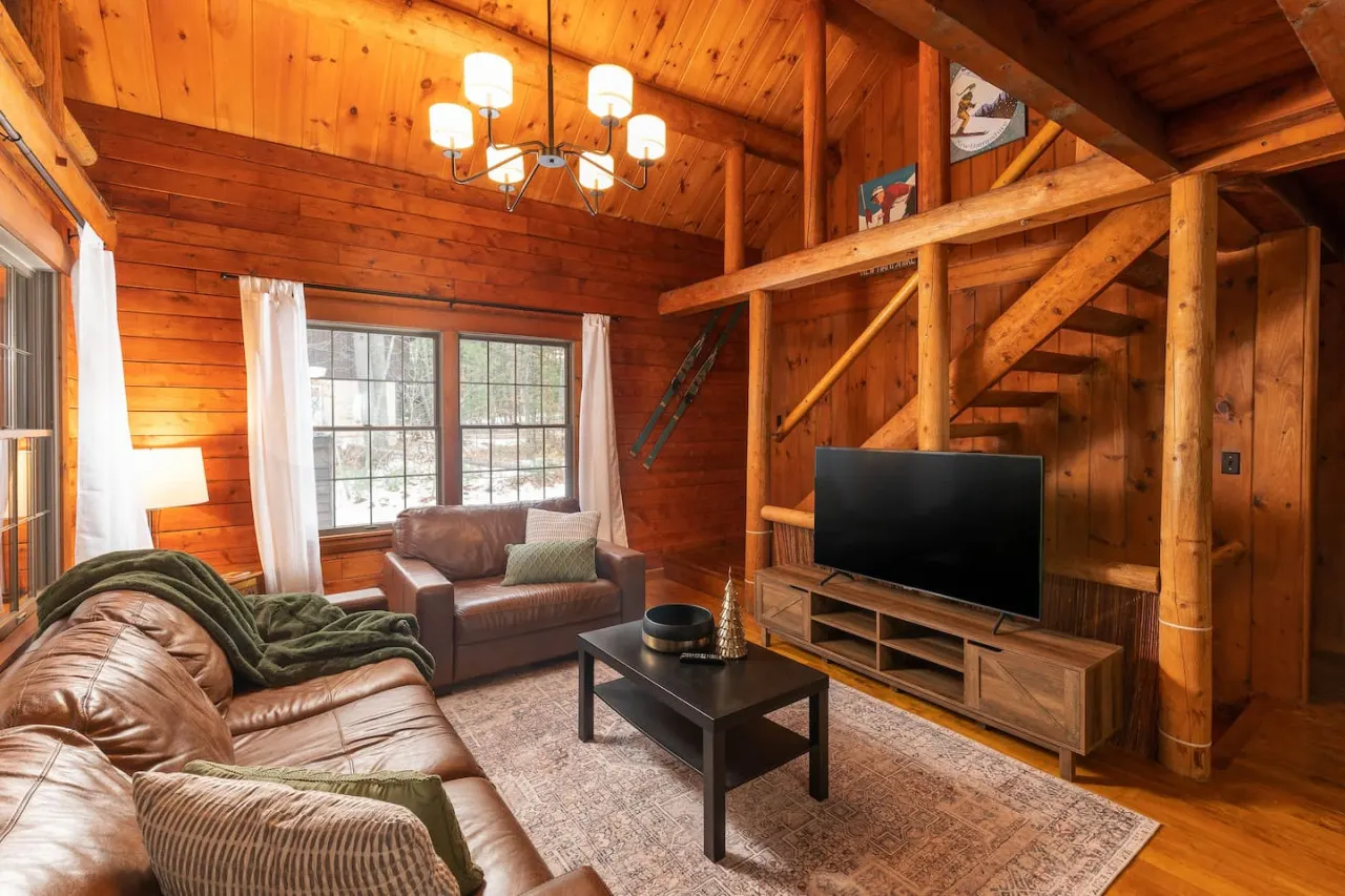 Cozy Cabin Couture, hottub, dogs 9