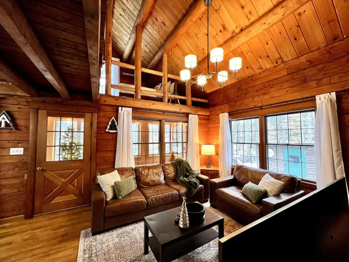 Cozy Cabin Couture, hottub, dogs 10