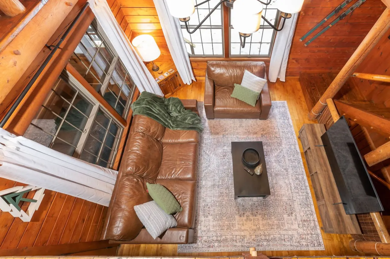 Cozy Cabin Couture, hottub, dogs 11