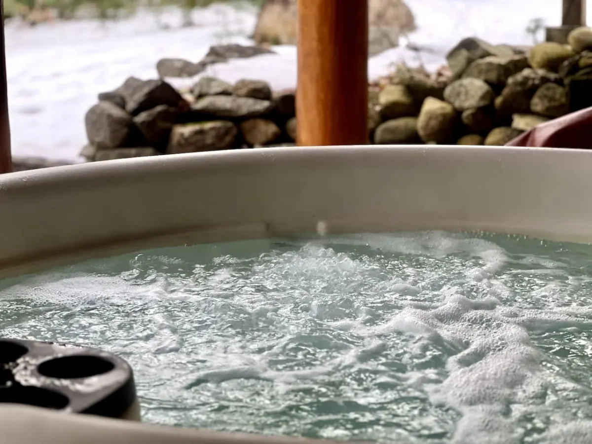 Cozy Cabin Couture, hottub, dogs 5