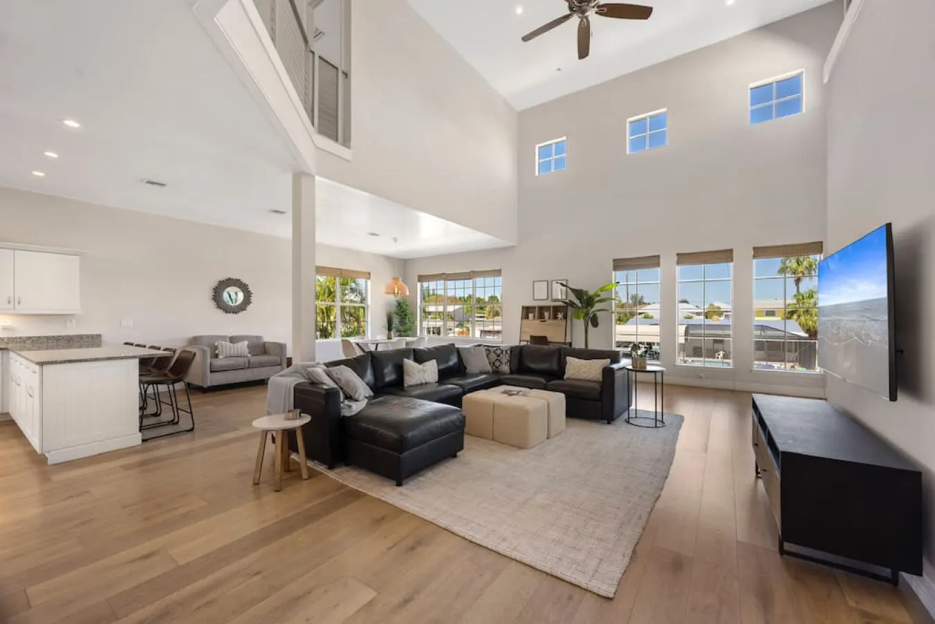Waterfront Luxury Walk to Beach Heated Pool 3