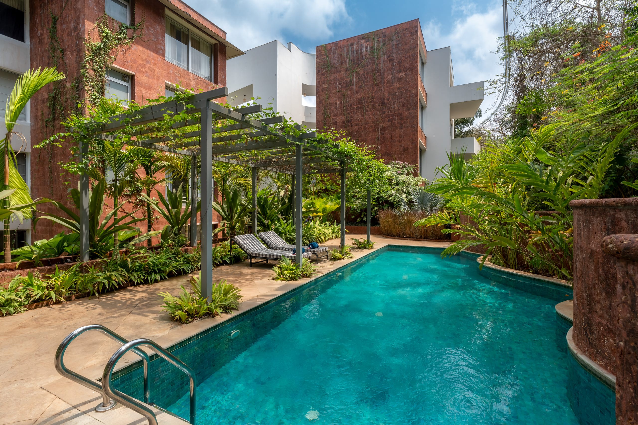 ElRosario Elegant Stay Pool Balcony Housekeeping — photo 2