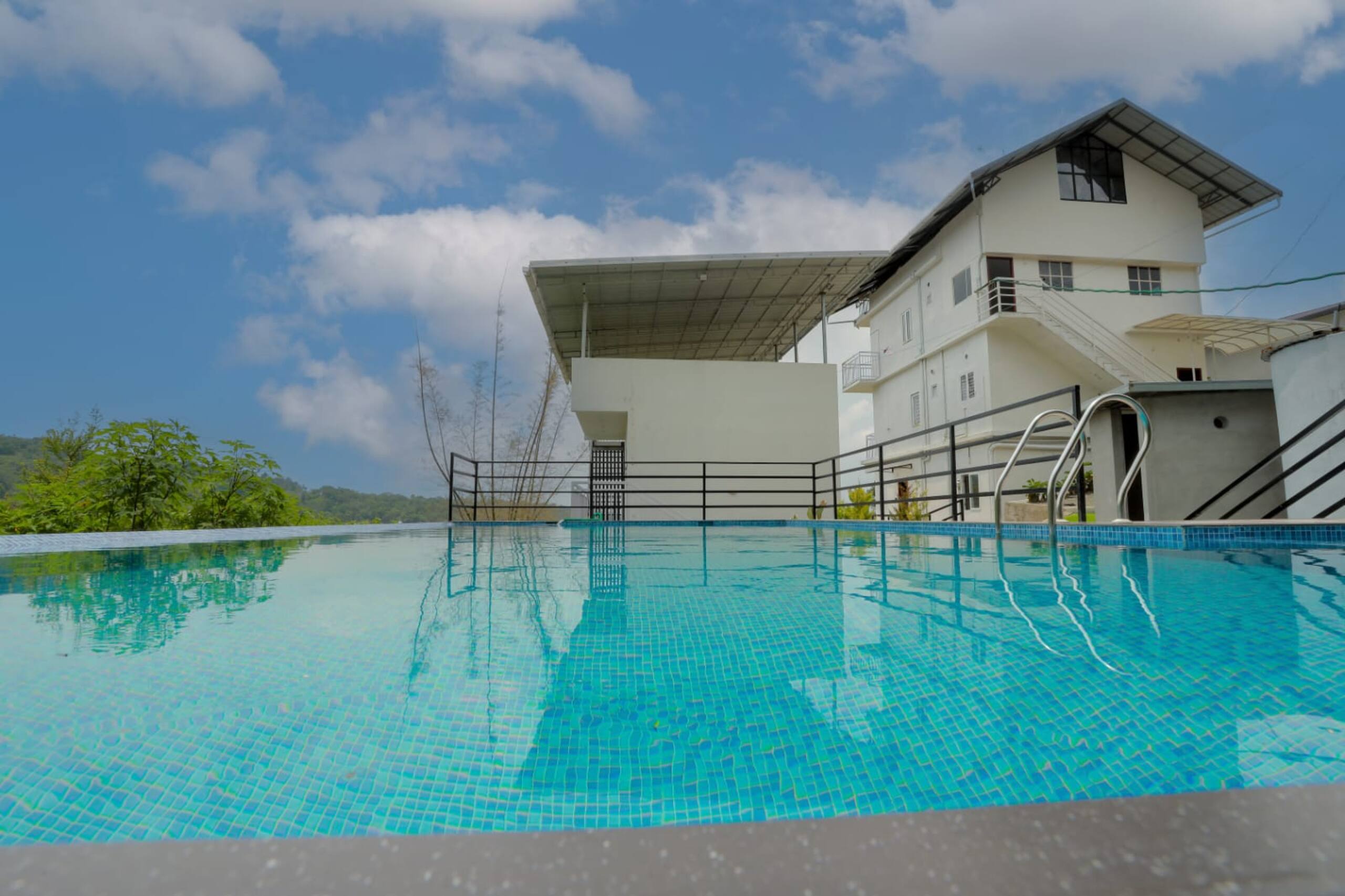 Premium 1BR with pool in Vagamon F2