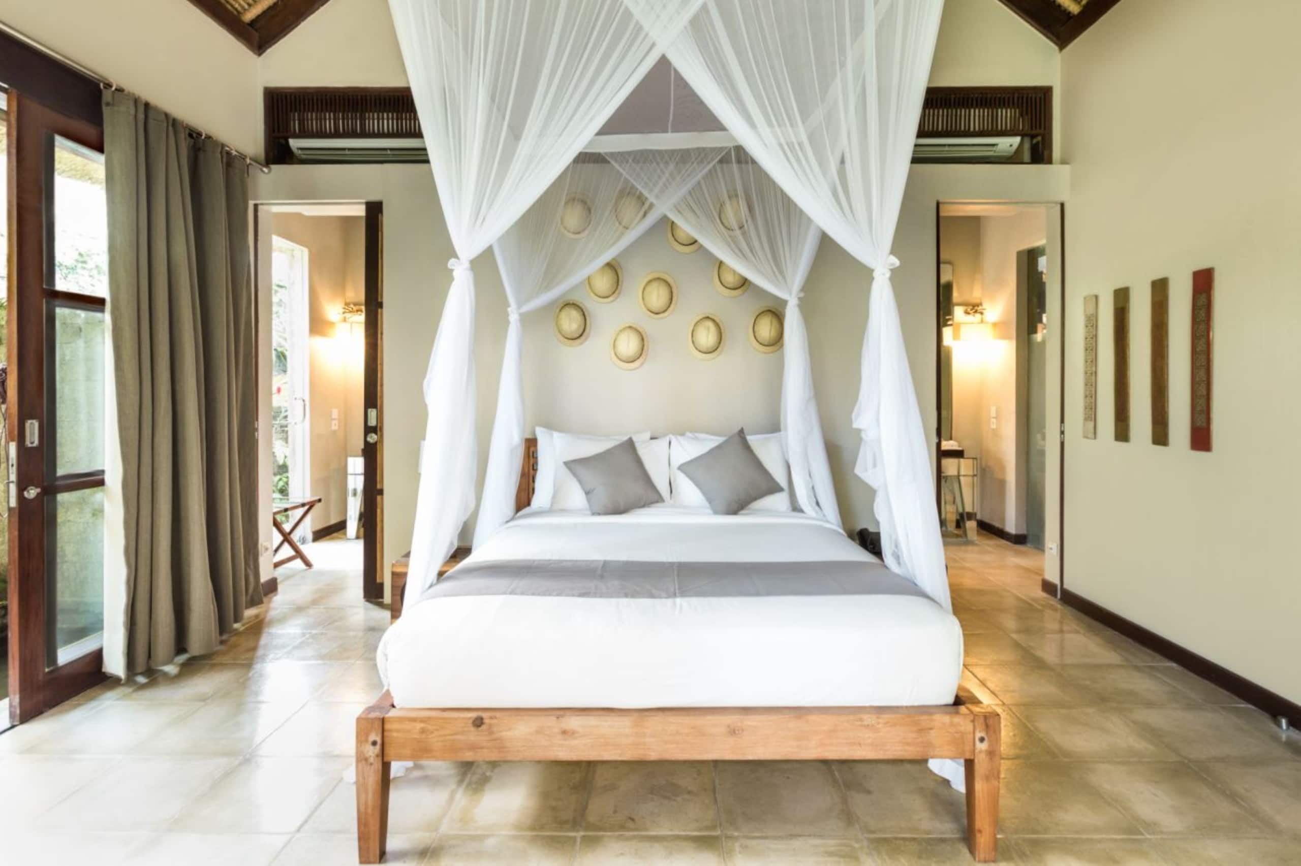 5-Bedroom Villa Melissa - Pool, Bale, Oceanfront 6