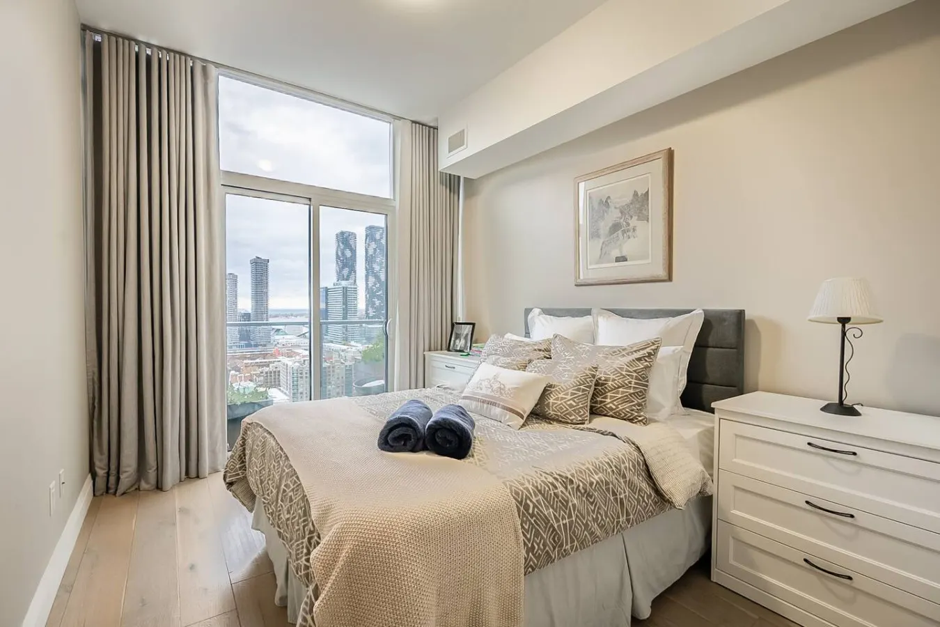 Luxury 2BR Penthouse • Breathtaking Views — photo 2