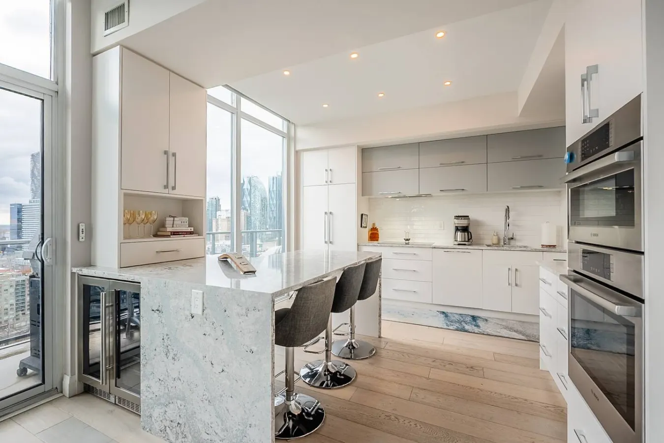 Luxury 2BR Penthouse • Breathtaking Views — photo 3