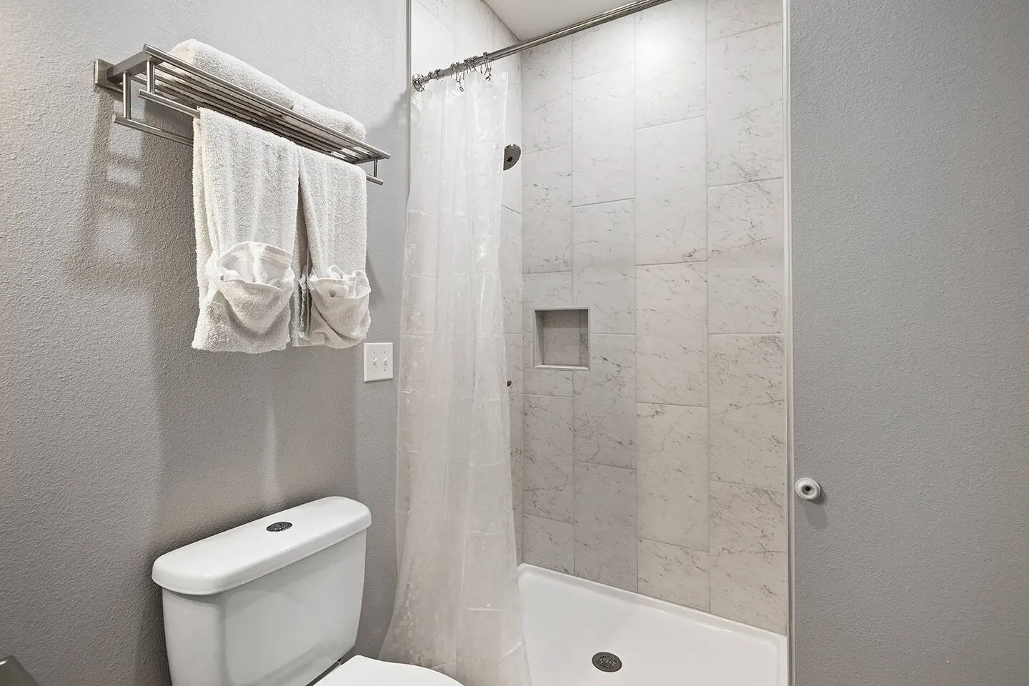 Modern Romantic/In Room Jacuzzi! 5 Min to Landing 15
