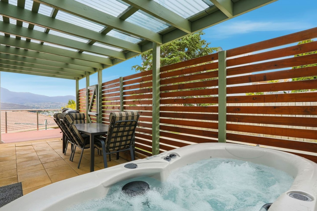 Lindisfarne Townhouse, Hot Tub & River Views