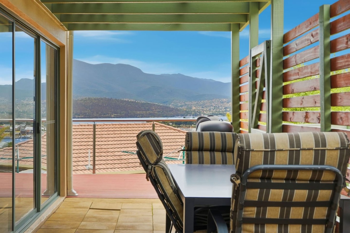 Lindisfarne Townhouse, Hot Tub & River Views 2