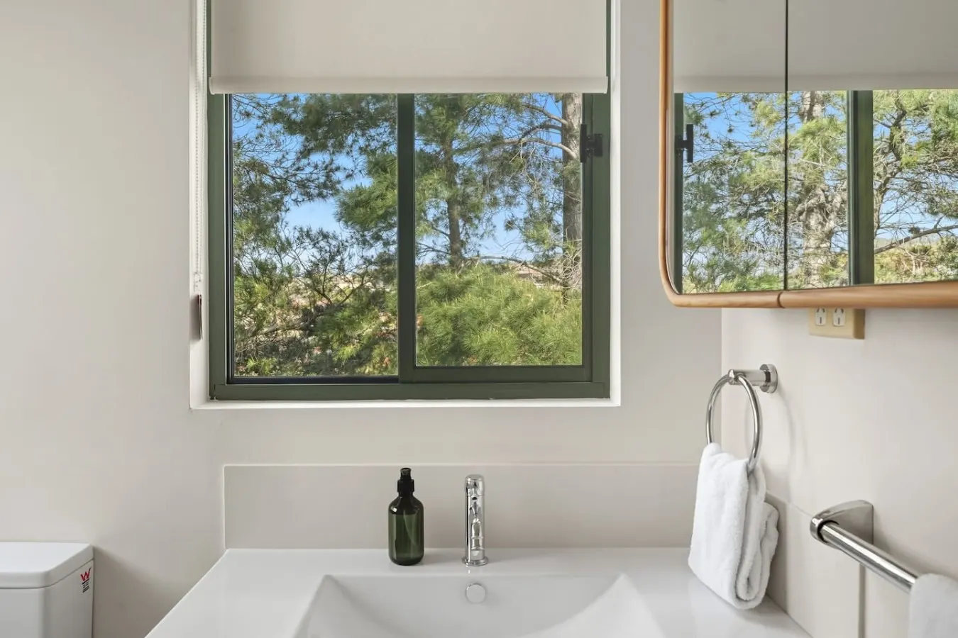 Lindisfarne Townhouse, Hot Tub & River Views 9