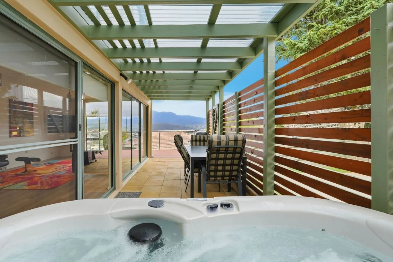 Lindisfarne Townhouse, Hot Tub & River Views 10