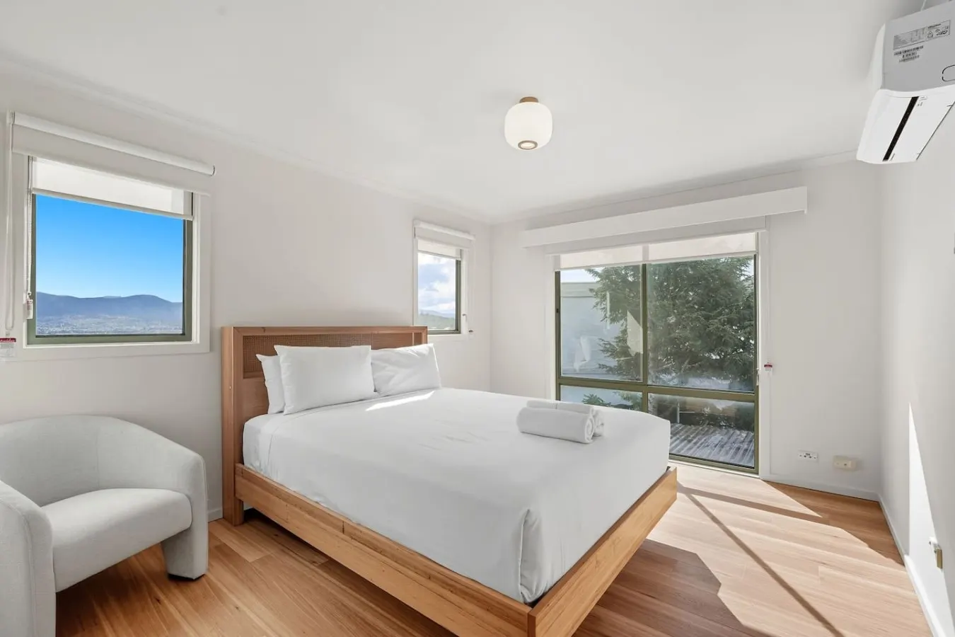 Lindisfarne Townhouse, Hot Tub & River Views 7