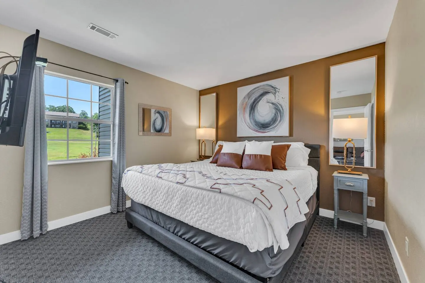 Condo with Waterfront / Golf Course view 7