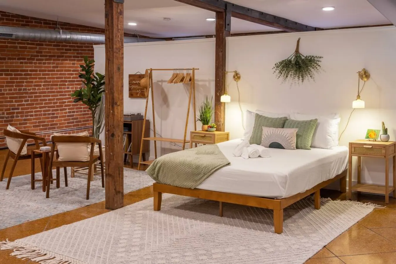 Deluxe 3BR Loft Walkable to Everything Downtown 20
